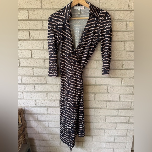 Diane von Furstenberg Black & Gold Chain Print Wrap Dress – Midi V-Neck Sz 2 - Picture 2 of 6